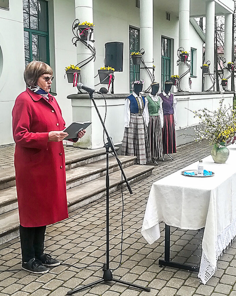 Baltā galdauta svētku akcija pie Teātra mājas Limbažos