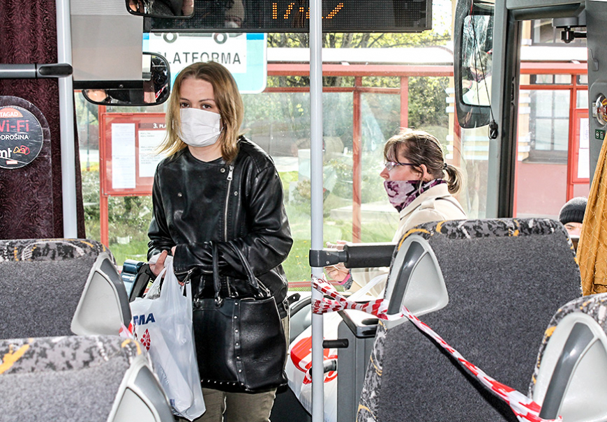 Ne visi braucēji autobusos ir sejas maskās