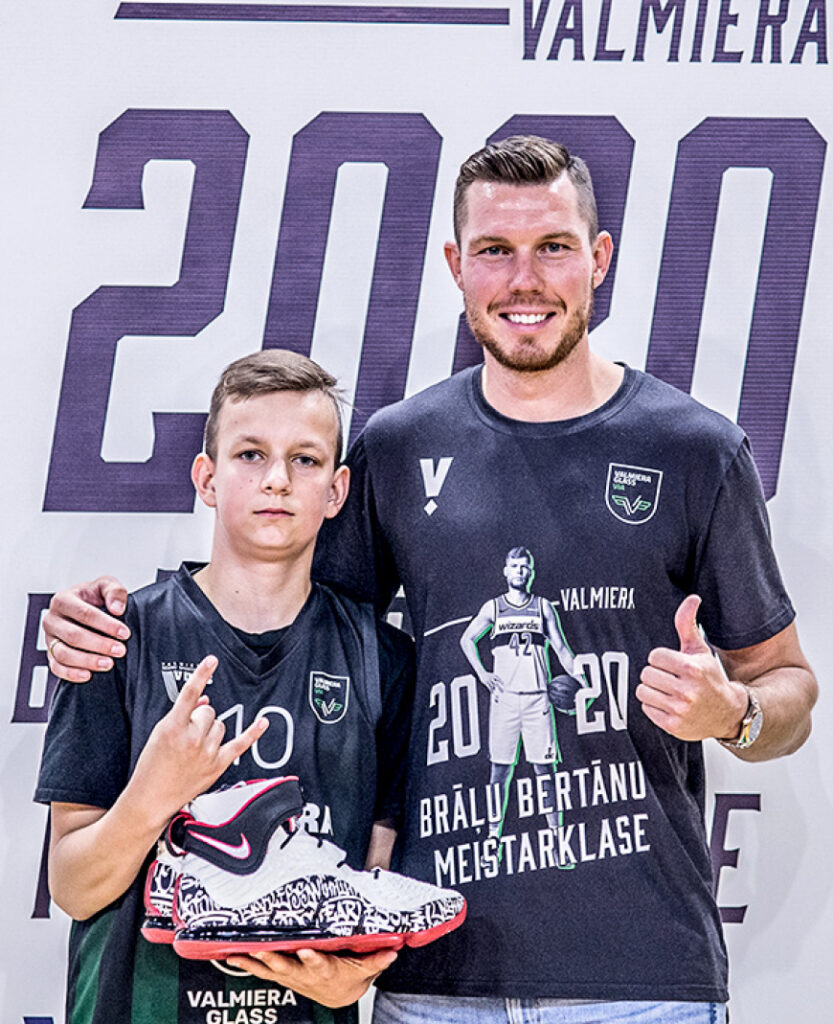 Alojietis tiek pie basketbolista Daira Bertāna apaviem