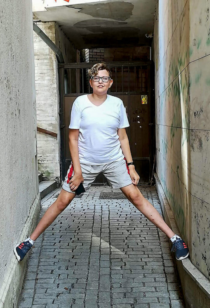 Brašais bundzinieks ar kaķi