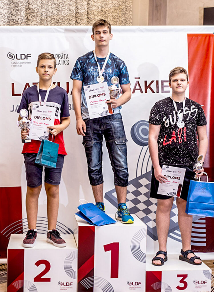 Jaunie dambretisti sadala medaļas valsts čempionātos
