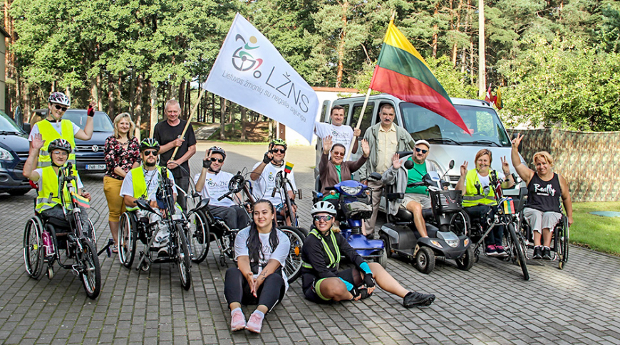 Lietuvieši ratiņkrēslos «Baltijas ceļā» piestāj Salacgrīvā