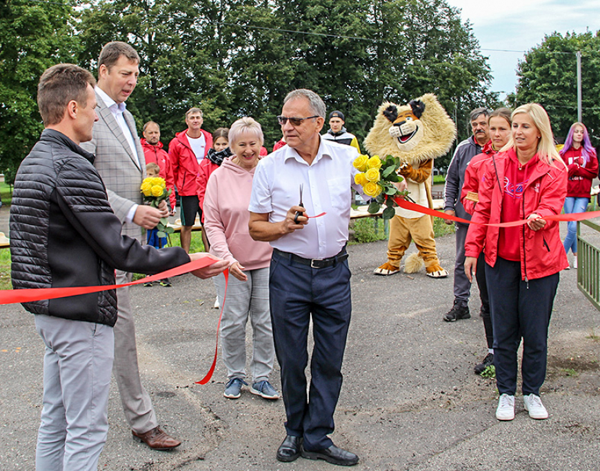 Ar Ģimeņu sporta dienu atklāj Limbažu stadionu pēc remonta