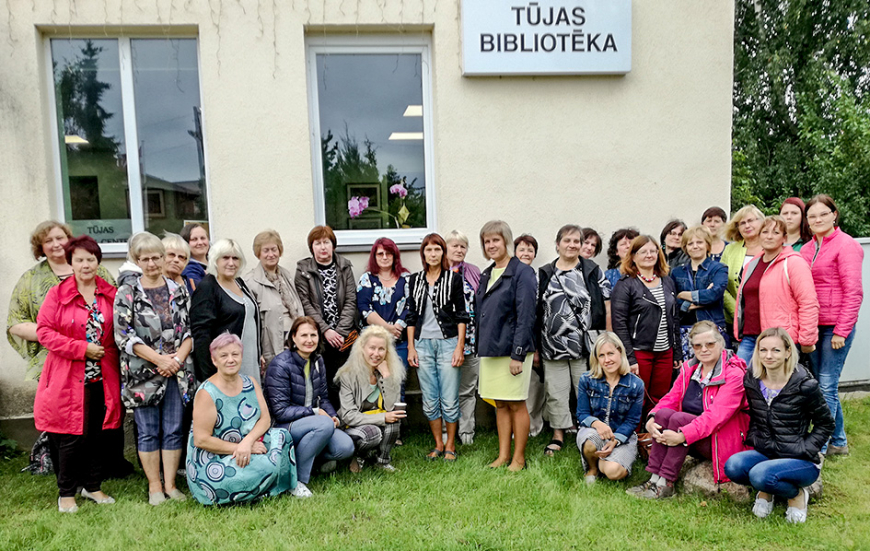 Mūspuses bibliotekāri apciemo esošo un bijušo kolēģu darbavietas