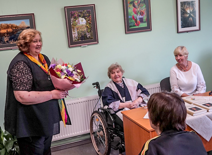 Tūjā emocijām piepildīta tikšanās ar rakstnieci Marinu Kosteņecku