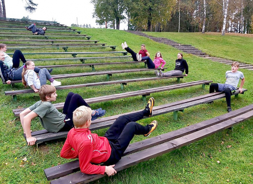 Staiceles estrādē atjaunoti soliņi