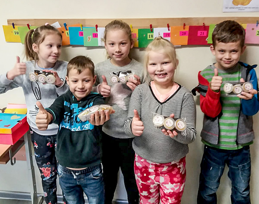 Arī mūspuses pirmklasnieki bauda Eiropas medus brokastis