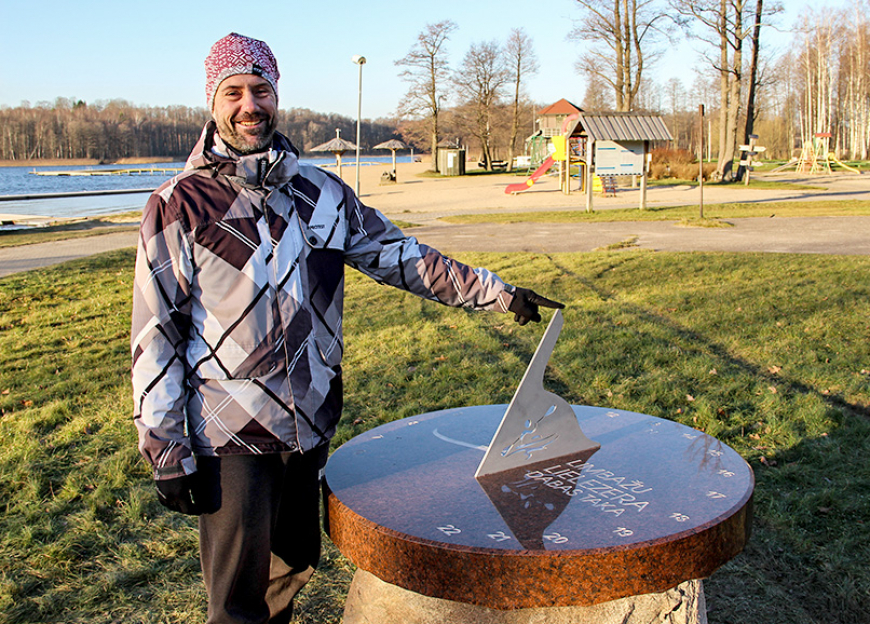 Pie Lielezera uzstādīts saules pulkstenis