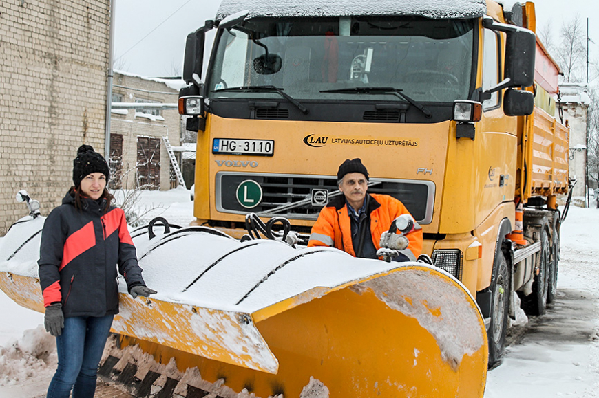 Pirmais šīsziemas sniegputenis liek rosīties ceļu uzturētājiem