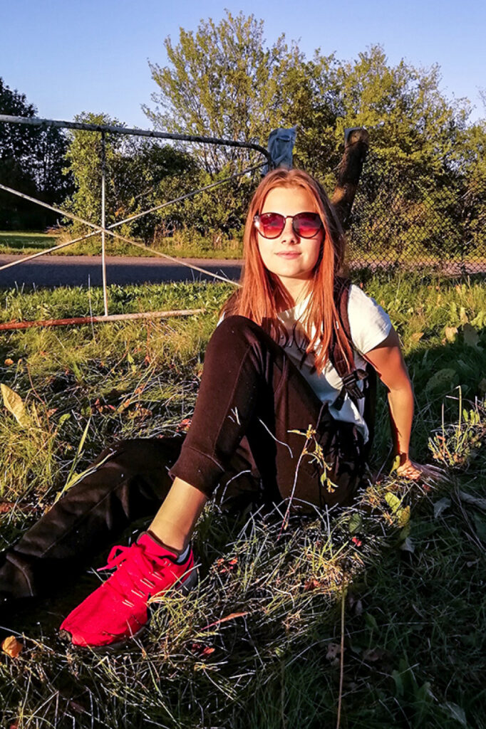Meitene ar saksofonu un sērfošanas dēli