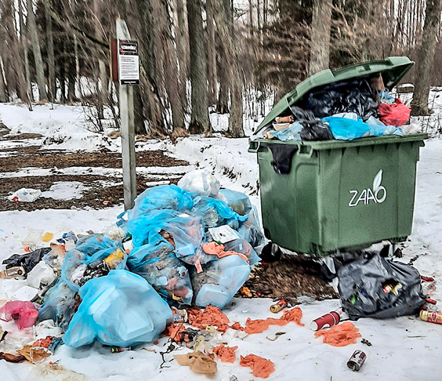 ZAAO piejūras atpūtas laukumā atrod vietējā uzņēmuma atkritumu maisus