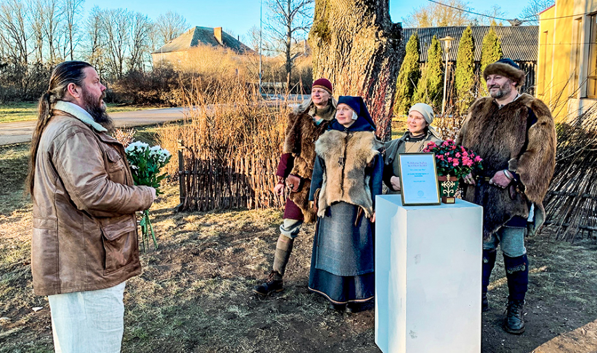 Folkloras kopa «Delve» saņem «Austras koku» un gaida saulgriežus