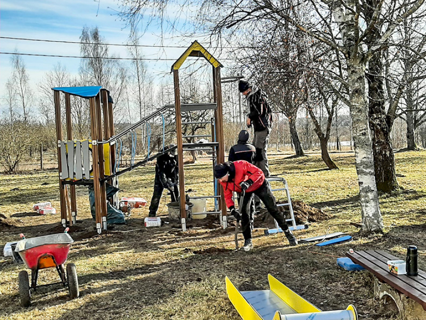 Pie Liepupes skolas uzstādīti āra trenažieri