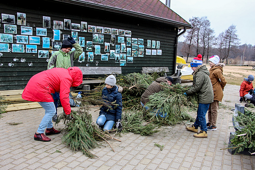 Skolēni vietējo ezeru zivīm gatavo ligzdas ērtākai nārstošanai