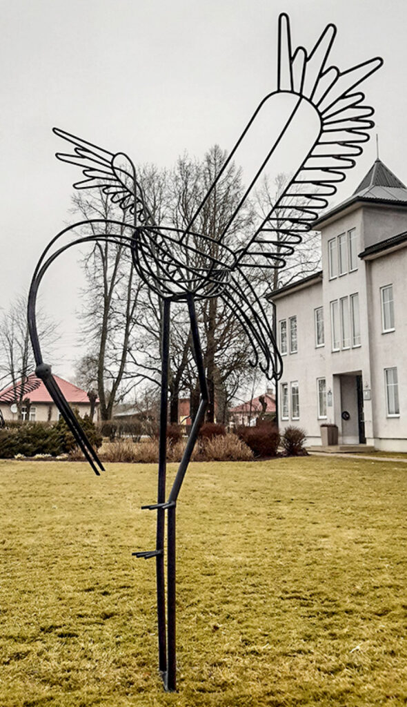 Staicelē jauni vides objekti – seši metāla stārķi