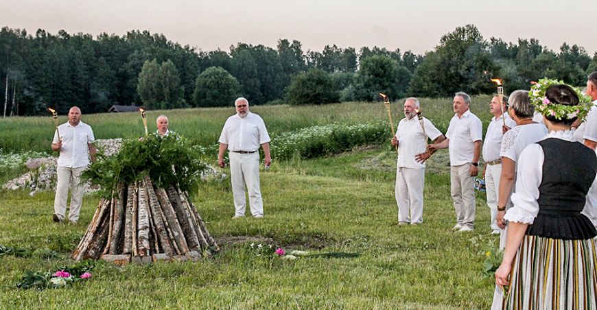 «Dziļezers» ieskandē Jāņus pie Lādes ezera, dāmas pielaiko Līgo kleitas