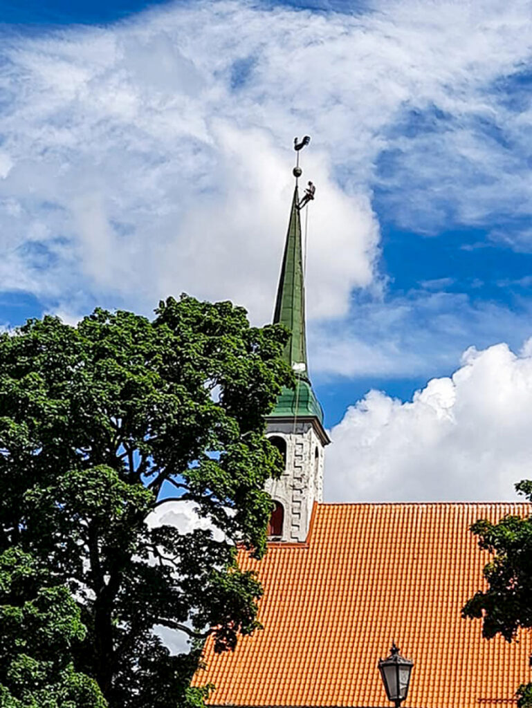 Limbažu luterāņu baznīcas tornī strādā alpīnisti