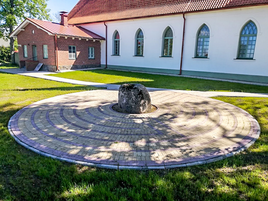 Notiek labiekārtošana Lielsalacas luterāņu baznīcas teritorijā