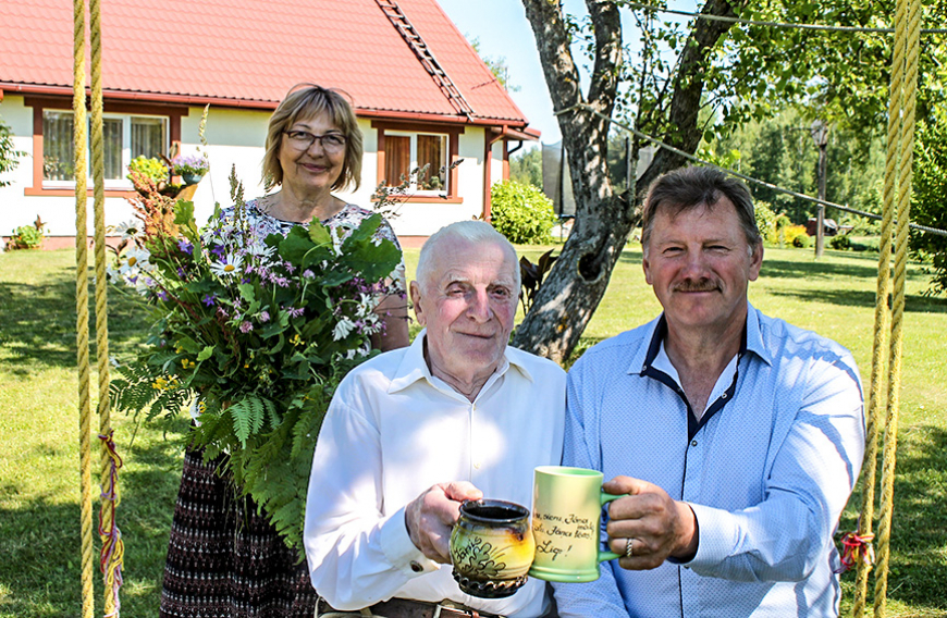 Viļķenes «Ezeriņos» godina trīs paaudžu Jāņus