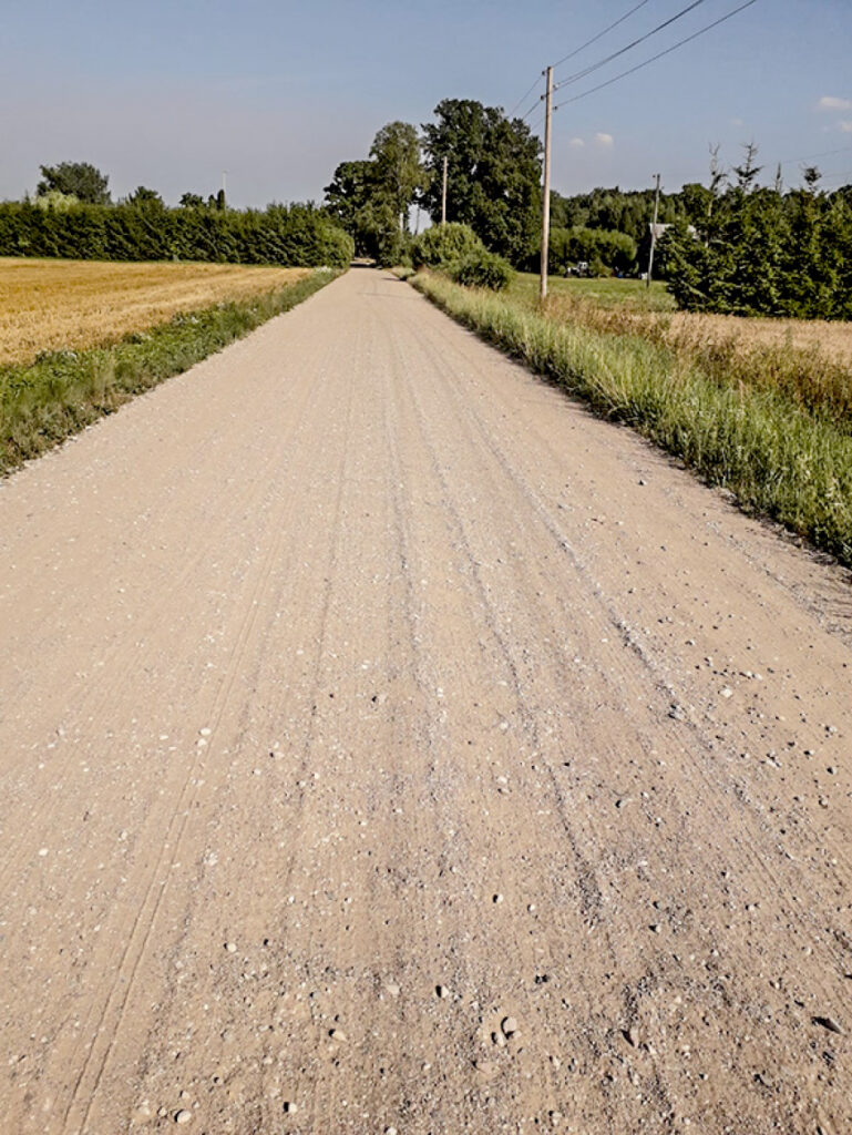 Ceļu greiderēšana ilgstoša sausuma apstākļos ir izšķērdība