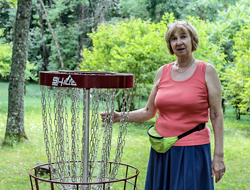 Cilvēkus uz Lēdurgas dendroparku vilina arī disku golfs