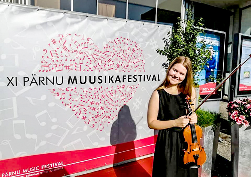 Jaunā Salacgrīvas vijolniece mūzikas festivālā Pērnavā