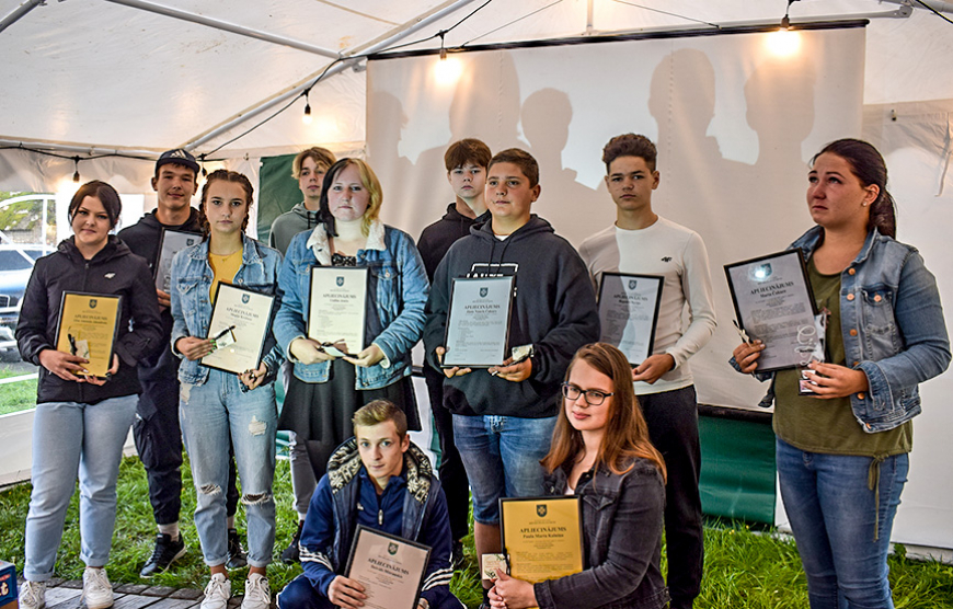 Alojā jaunieši godina savu mūžībā aizgājušo vienaudzi Martu