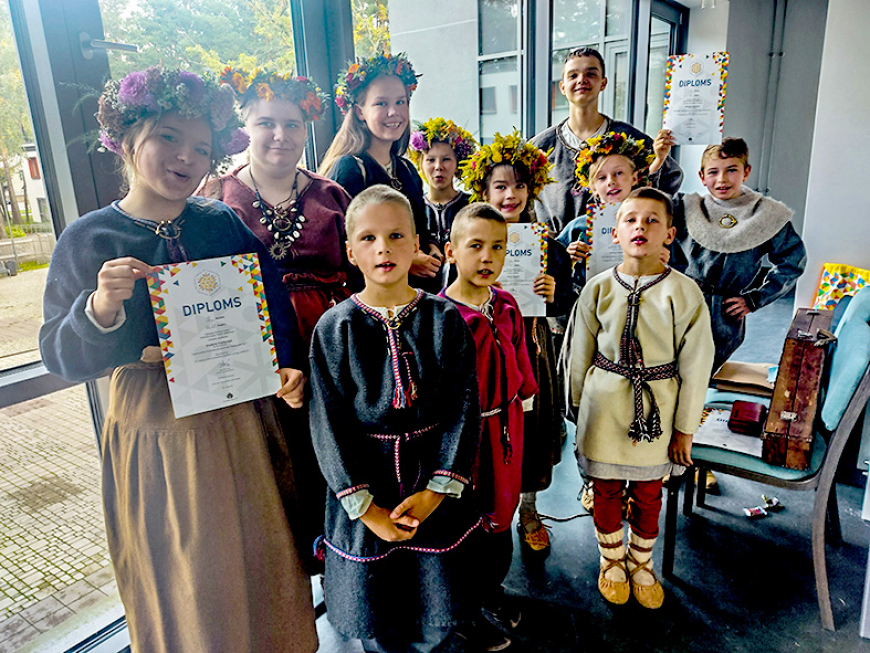 Folkloras kopa «Putni» filmējās koncertprogrammā «Rotā saule, rotā bite»