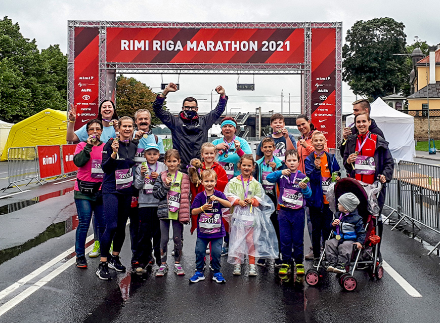 Mūsu skrējēji bauda sportisko kopību «Rimi» Rīgas maratonā