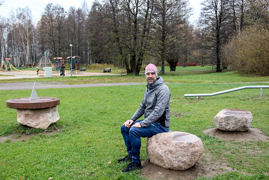 Lielezera krastā uzstādīti akmens soliņi un jauns trenažieris
