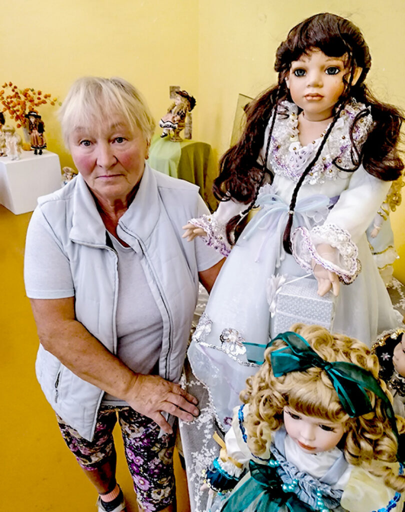 Puikules muižā pamodušās limbažnieces Dzintras lelles