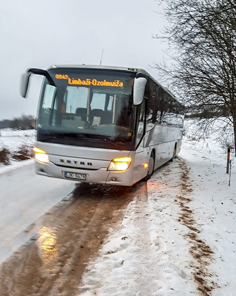 Piespiedu mājsēde, kritieni un transporta ķibeles