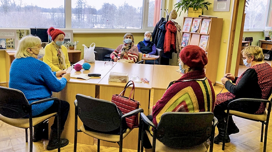 Skultes bibliotēkā tiekas rokdarbnieču kopa «Kamolītis»