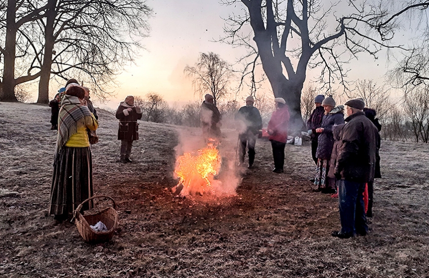 Saulītes sagaidīšana Salacgrīvas pilskalnā