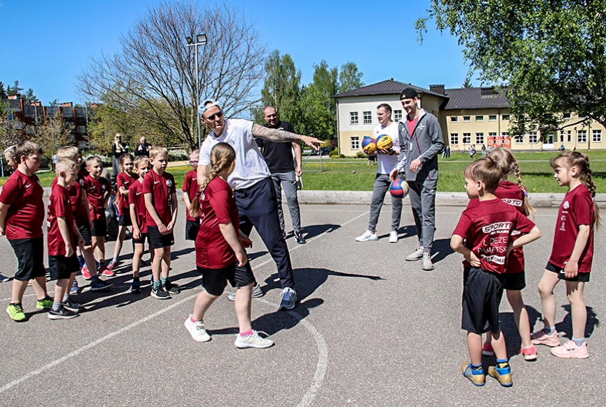 Lādezera skolēni sporto kopā ar 3×3 basketbola olimpiskajiem čempioniem