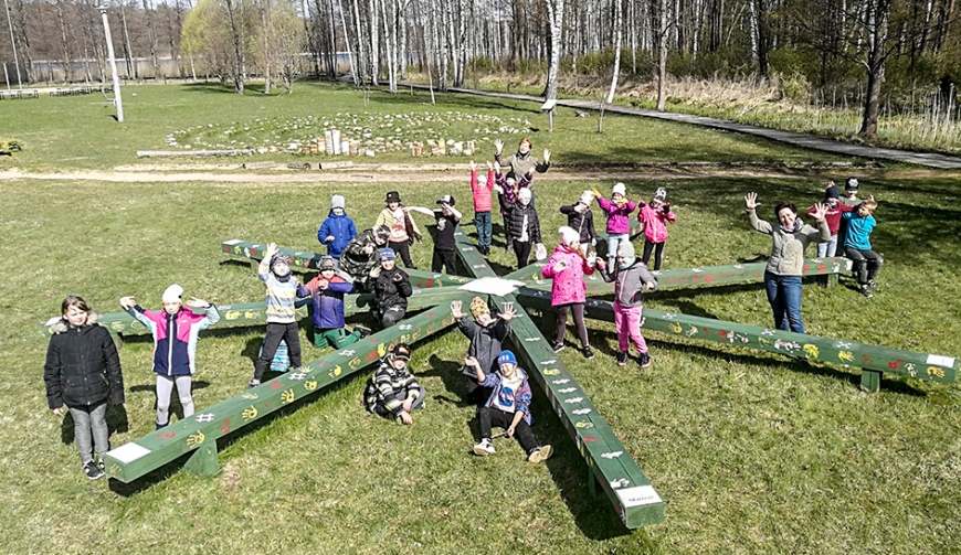 Limbažu vidusskolas otrklasnieki paveic labo darbu Lielezera pludmalē