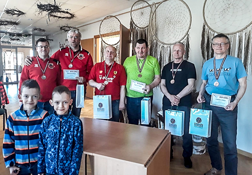 Novusisti turpina dubultspēļu turnīrus