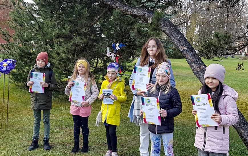 Skolēniem – panākumi konkursā «Ieskandini svētkus ar vēju»