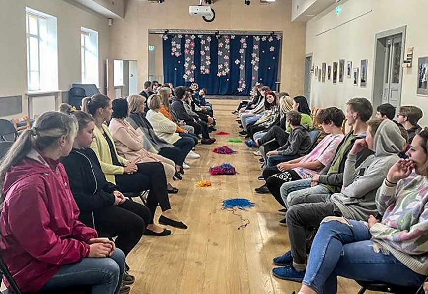 Alojiešu “skolas somā – koklītes, slinkums, vēja ziedi”…