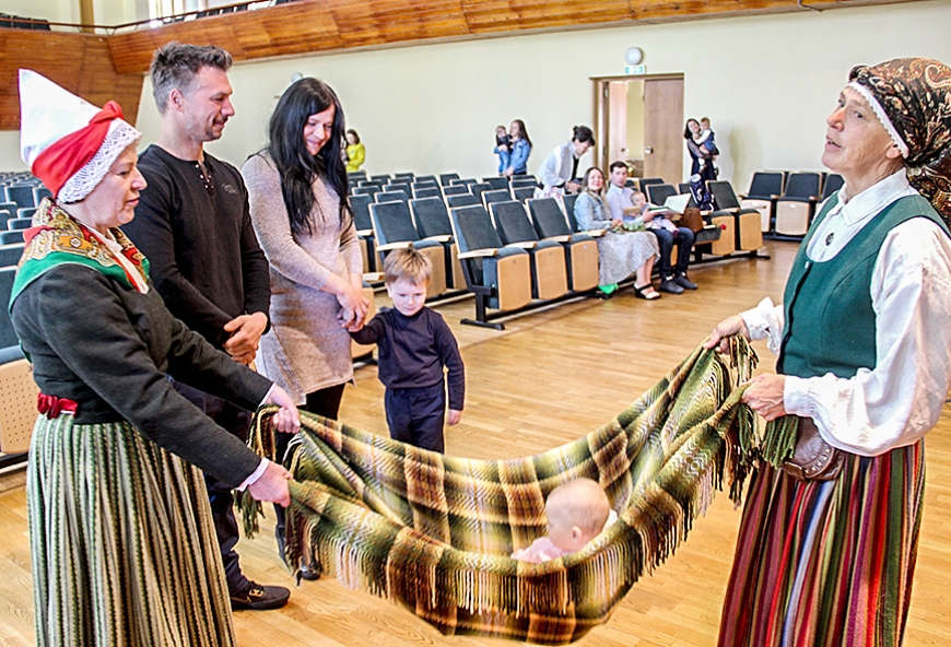 Savus svētkus svin  mazie salacgrīvieši un ainažnieki