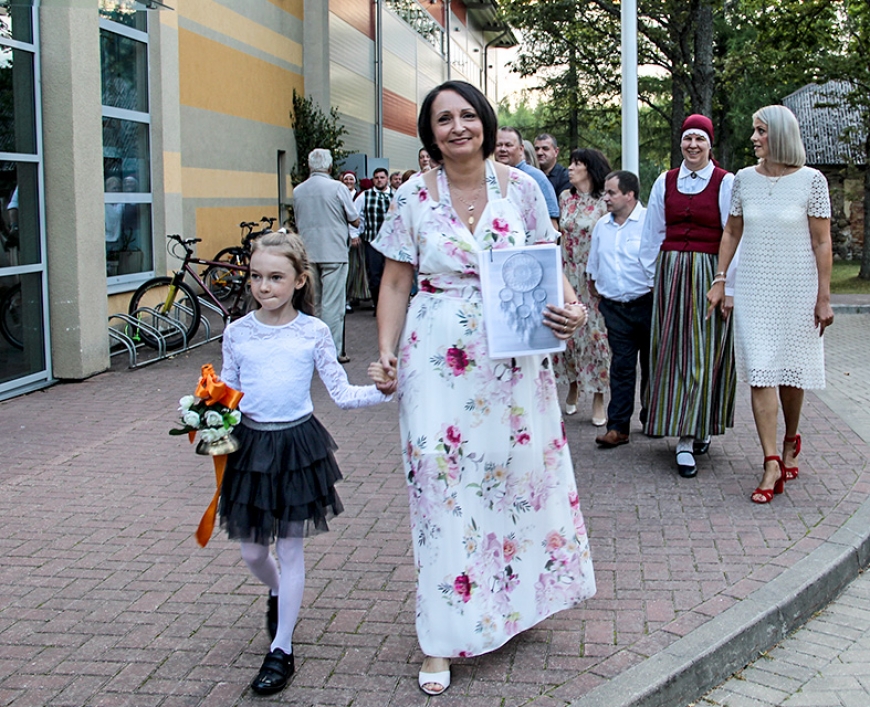 Alojas Ausekļa vidusskolas saime svētkos sapņo un kavējas atmiņās