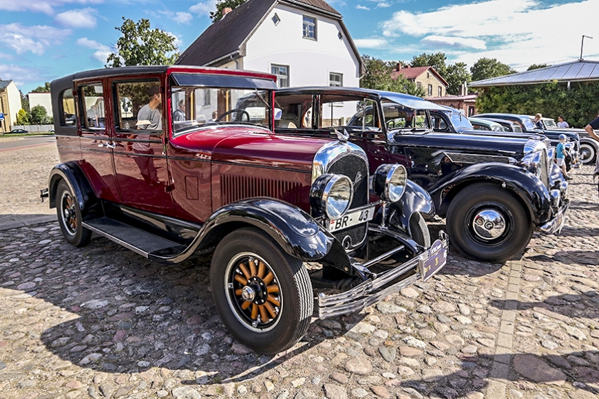 Limbažus apmeklēja retro automobiļi