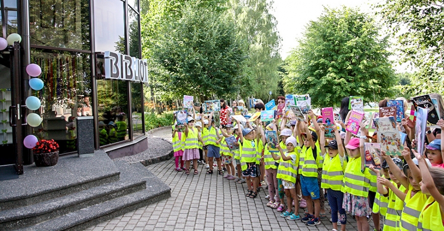Mazie lasītāji palīdz pārvietot Bērnu literatūras centra grāmatas uz jauno mājvietu