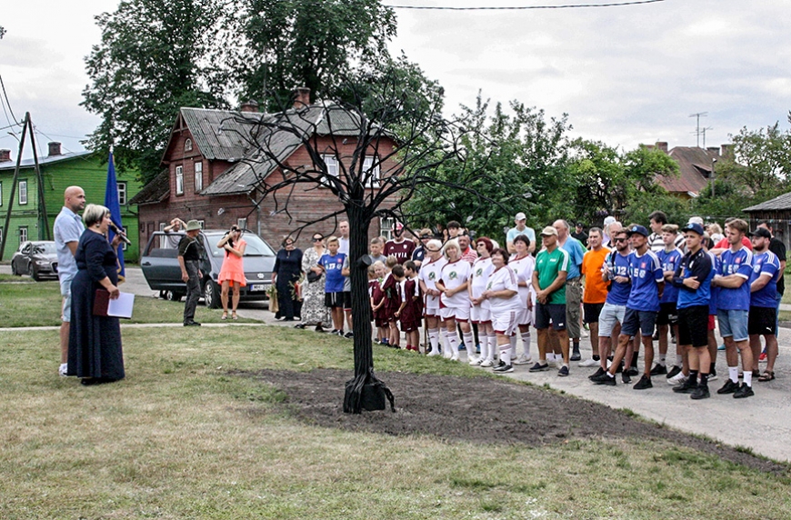 Staicelē ar jaunu vides objektu godina savu futbola tradīciju