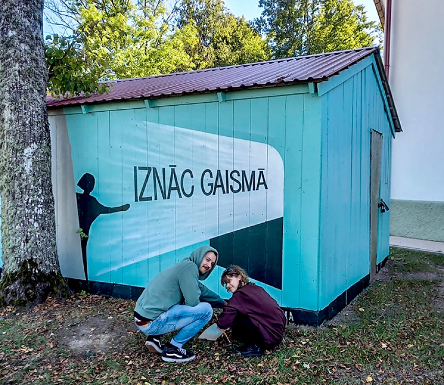 Baznīcas saimniecības ēka Salacgrīvā pārtapusi par laikmetīgās mākslas objektu