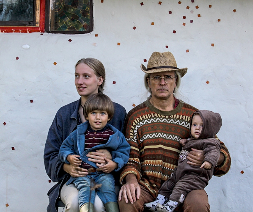 Paula Ābele fotoizstādē atklāj desmit Skultes sieviešu stāstus