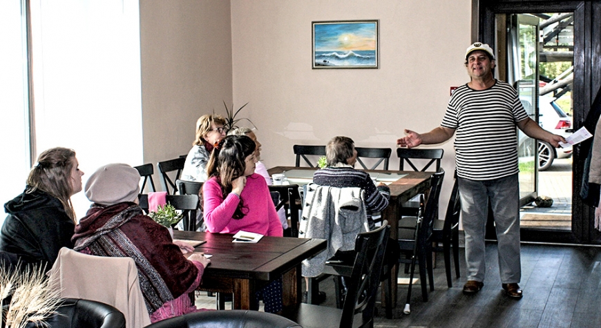 Kuivižkrogā svinīgi atvērta «Nēģu bībele»