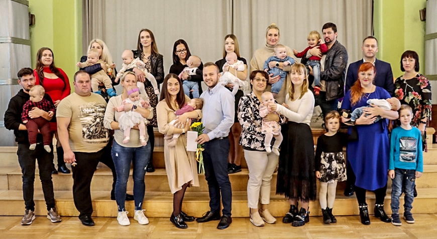 Alojā sveica šogad dzimušos mazuļus un viņu ģimenes