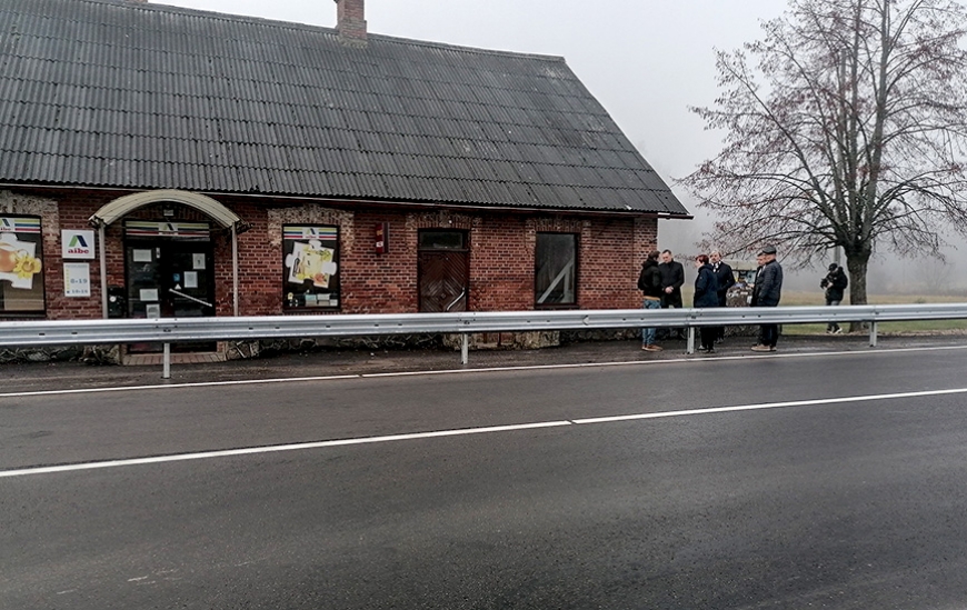 Rozēnos pēc ceļa remonta apgrūtināta piekļūšana veikalam