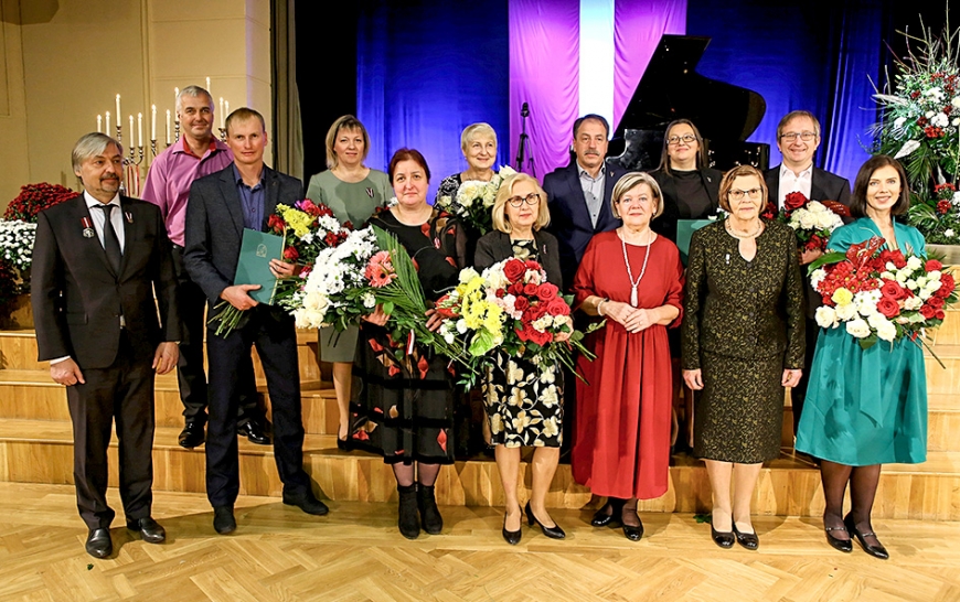 Valsts svētkos godināja Limbažu novada pašvaldības apbalvojumu saņēmējus